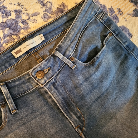 Levis Mid-Rise Straight Stretch in Med Wash sz 12 - Picture 4 of 6